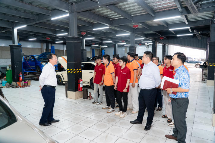 Sinh viên Viện Kỹ thuật trải nghiệm thực tế tại Xưởng VinFast Văn Hiền, tiếp cận công nghệ ô tô hiện đại 47