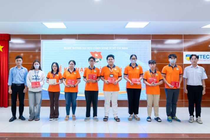 Lễ kết nạp Đoàn Thanh niên Cộng sản Hồ Chí Minh và trao giải các hội thi tại Hội Xuân HUTECH 2024 57