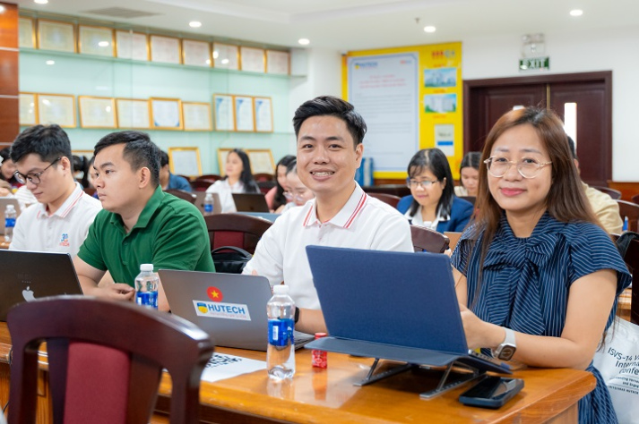 Nâng cao hiệu quả kỹ năng quản trị Website và truyền thông số cho thầy cô HUTECH 82