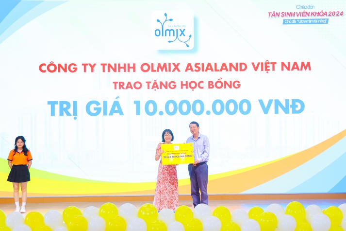 Doanh nghiệp trao học bổng gần 100 triệu đồng cho sinh viên Khoa Thú y - Chăn nuôi tại Lễ chào đón tân sinh viên 53