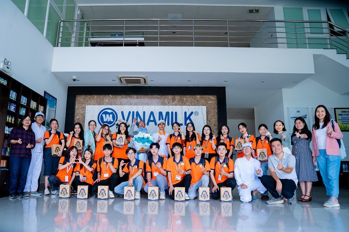 Sinh viên ngành Logistics tham quan “siêu nhà máy sữa” Vinamilk Bình Dương 121