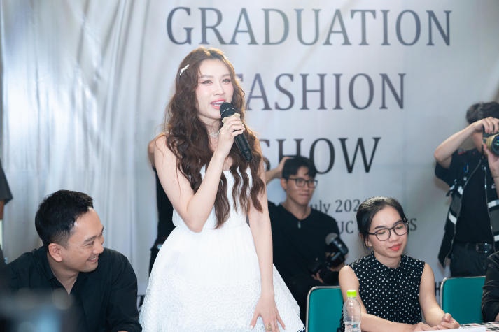 [Video] Sinh viên Thiết kế thời trang HUTECH “trình làng” loạt đồ án tốt nghiệp với nhiều ý tưởng độc đáo 513