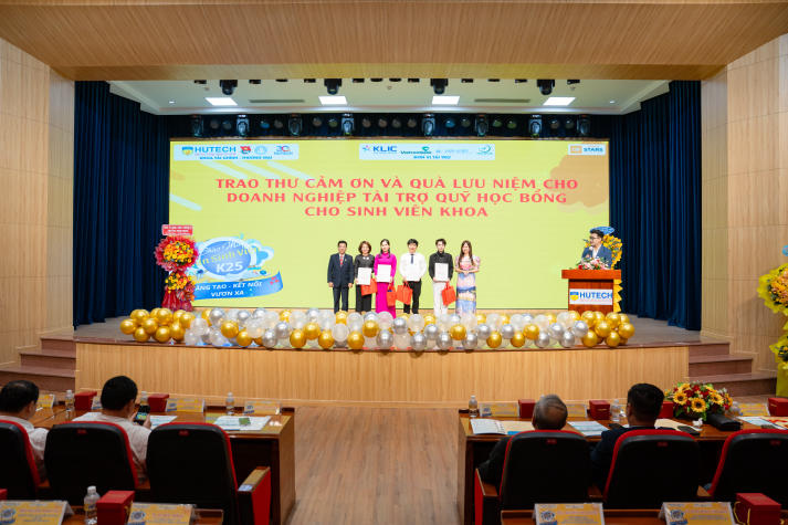 Tân sinh viên Khoa Tài chính - Thương mại khởi đầu hành trình “Sáng tạo - Kết nối - Vươn xa” tại HUTECH 69