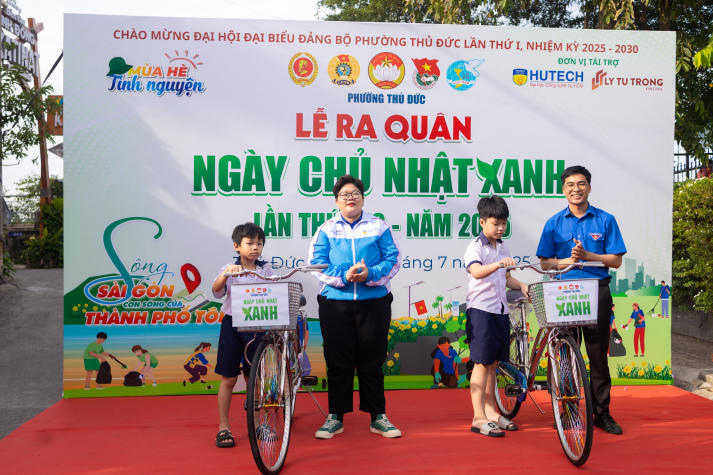 Mùa hè xanh HUTECH 2025: Gặp gỡ gia đình có công với cách mạng và xây dựng không gian sống an toàn - sạch - đẹp 143