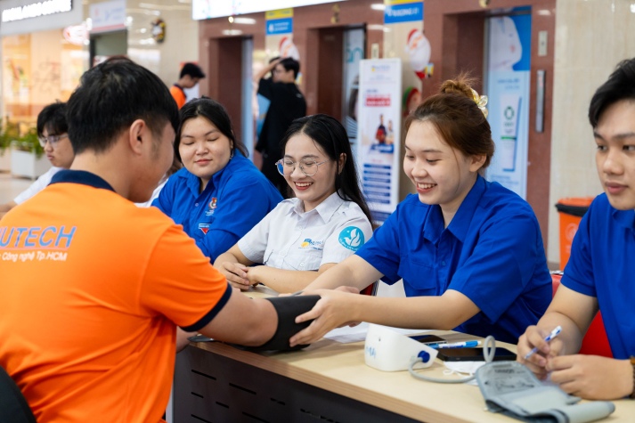 Cùng sinh viên HUTECH “Trao giọt hồng - Gửi yêu thương” tại Ngày hội Hiến máu tình nguyện 32