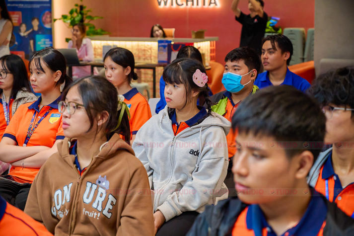 Sinh viên ngành Nghệ thuật số được đánh giá bài tập trực tiếp bởi chuyên gia của Lumina 30