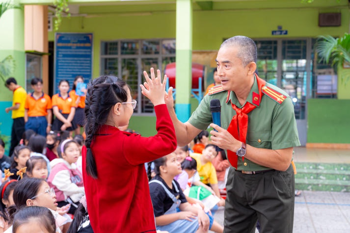 Mang tình xuân đến trẻ nhỏ, Khoa Thú y - Chăn nuôi HUTECH thắp lửa yêu thương 37