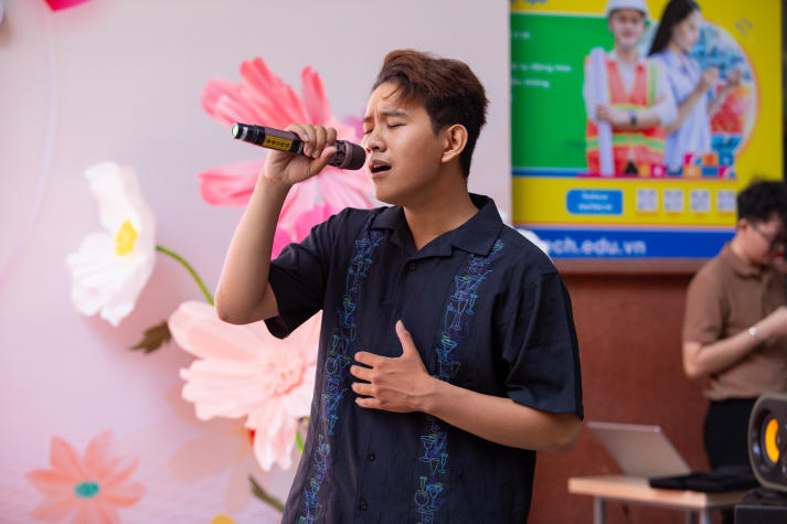 Thanh âm biết ơn: Sân trường HUTECH rộn ràng sắc màu 20/11 38