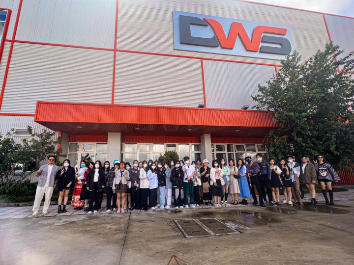 Sinh viên Khoa Kiến trúc - Mỹ thuật tìm hiểu về chất liệu thiết kế trong chuyến tham quan doanh nghiệp tại Đà Lạt 10