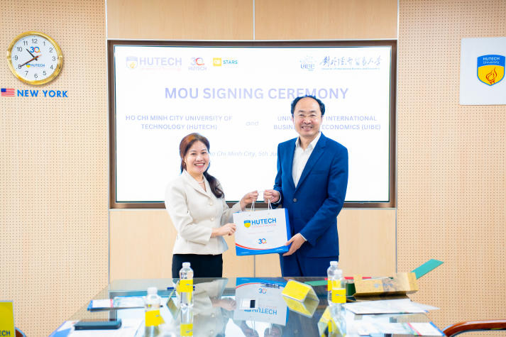 Đẩy mạnh quốc tế hóa giáo dục, HUTECH ký kết MOU với UIBE (Trung Quốc) 69