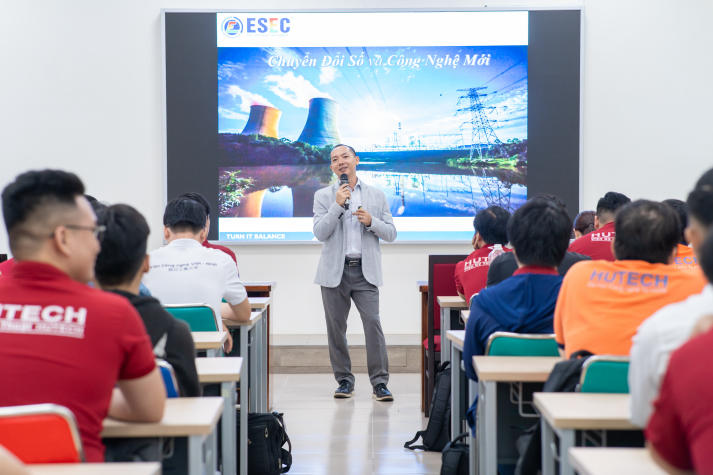 Sinh viên Viện Kỹ thuật tiếp cận công nghệ Digital Twin và xu hướng chuyển đổi số ngành điện 45