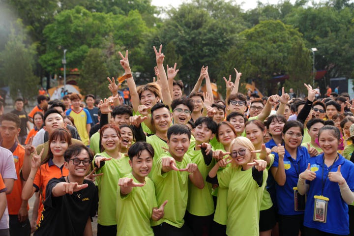 Trại sinh chinh phục chuỗi thử thách liên hoàn tại Hội trại Amazing HUTECH 2023 91