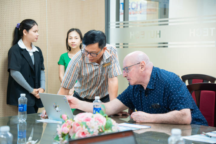 HUTECH làm việc với University of Manitoba về định hướng hợp tác học thuật, nghiên cứu công nghệ sinh học và môi trường 69