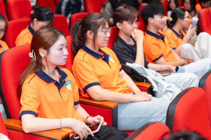 Tân sinh viên Khoa Truyền thông - Thiết kế bắt nhịp hành trình đại học 64