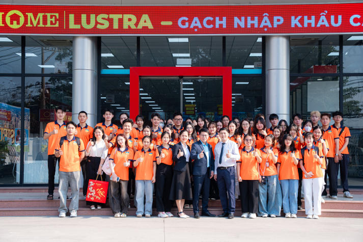 Sinh viên Khoa Marketing - Kinh doanh quốc tế học tập thực tế tại Hoa Sen Home 54