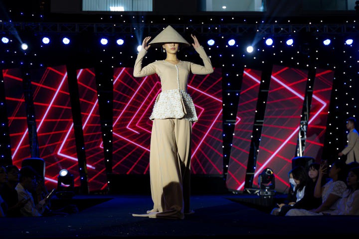 Sinh viên Quản trị sự kiện HUTECH mang sắc phục Việt lên sân khấu Fashion Show đầu tay 134