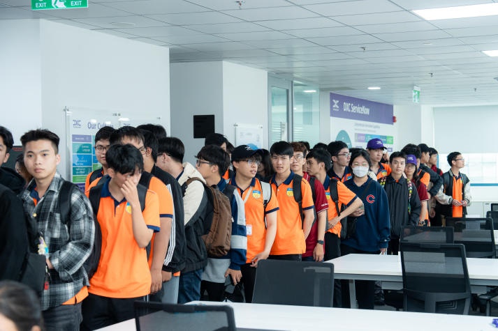 [Video] Students of the Institute of International Education visited DXC Technology Vietnam 126