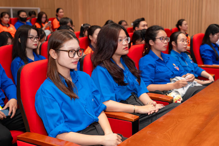 Tuổi trẻ HUTECH góp sắc màu đẹp mừng 136 năm Ngày sinh Chủ tịch Hồ Chí Minh 14