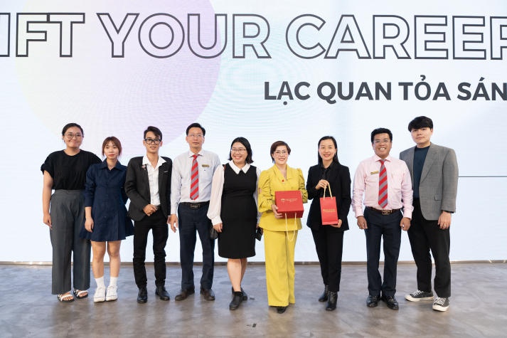 [Video] Theo chân sinh viên Khoa Tài chính - Thương mại HUTECH tham quan thực tế Sun Life Việt Nam 75