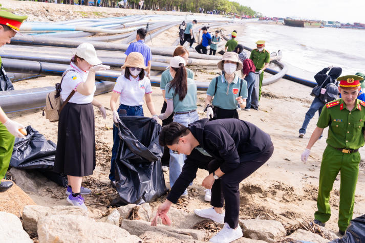 [Ảnh] Chi bộ 17 HUTECH nối dài tinh thần bảo vệ chủ quyền biển đảo tại Đồn Biên phòng Cần Thạnh (Cần Giờ) 67