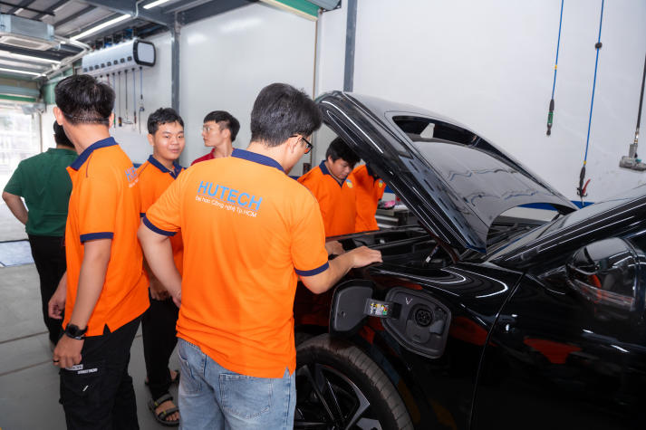 Tham quan thực tế VinFast, sinh viên Viện Kỹ thuật bước gần hơn đến công nghệ giao thông xanh 36
