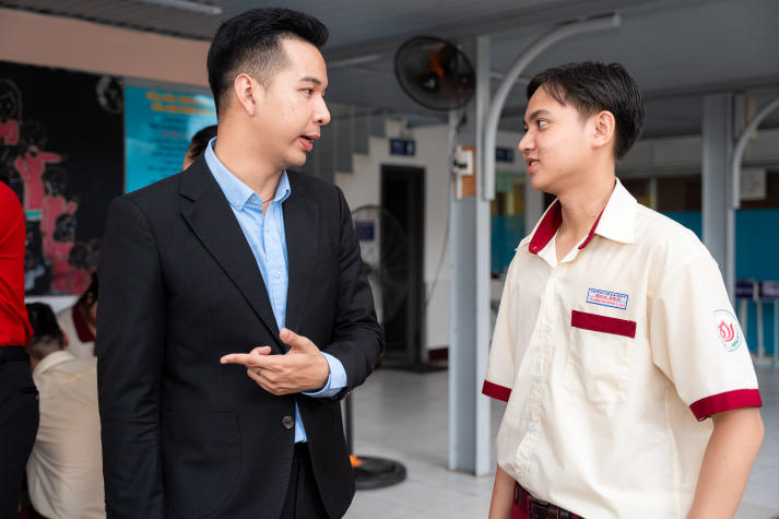 [Video] HUTECH trao 11 suất học bổng 25% học phí toàn khóa cho học sinh Trường THCS-THPT Hoa Sen tại Scholarship Tour 2025 78
