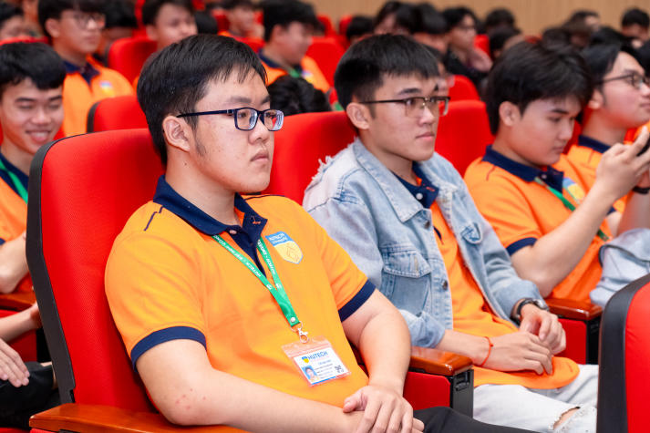 Tân sinh viên Trường Kỹ thuật HUTECH khởi động hành trình kỹ sư tương lai 48