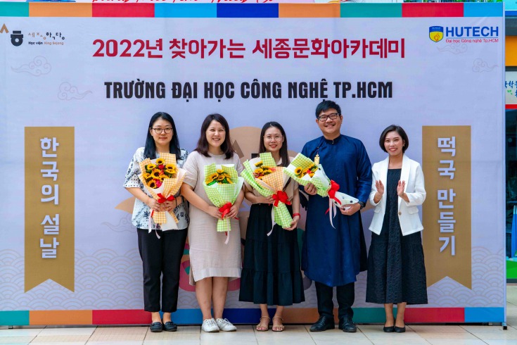 Sinh viên HUTECH tìm hiểu phong tục và ẩm thực trong lễ Tết cổ truyền Việt Nam - Hàn Quốc 13