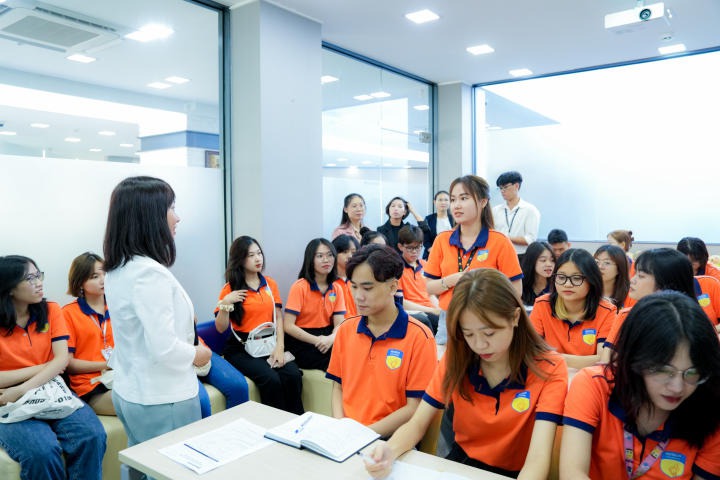 Sinh viên Khoa Hàn Quốc học tham quan thực tế tại Ngân hàng Woori 40