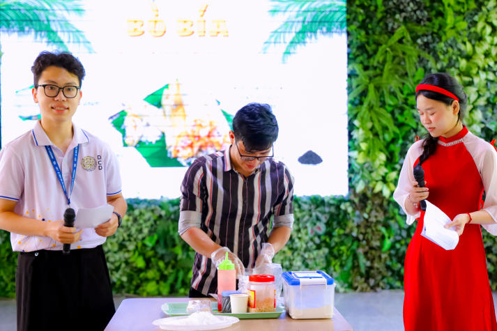 Sinh viên Khoa Tài chính - Thương mại giao lưu văn hóa dân gian cùng bạn bè quốc tế tại Chương trình “Wrap & Clap” 47