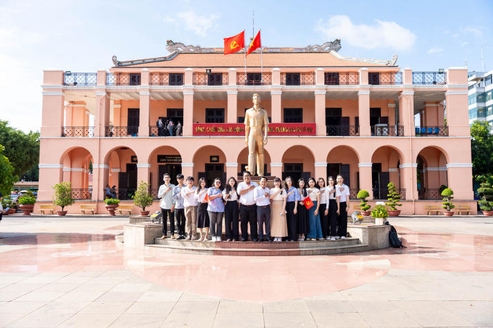Đảng viên Chi bộ 11 HUTECH bồi dưỡng lý tưởng Đảng tại Bến cảng Nhà Rồng 49