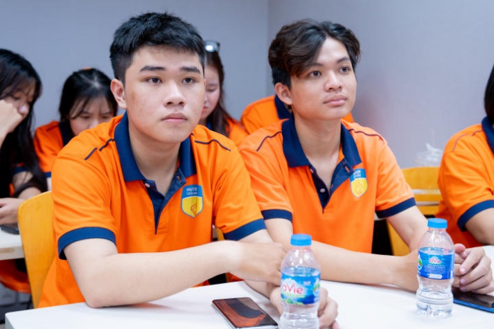 Sinh viên Khoa Tài chính - Thương mại tham quan thực tế tại Ngân hàng Woori Việt Nam 66