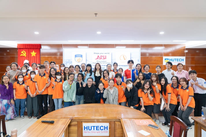 Sinh viên Trường Đại học Ritsumeikan Asia Pacific (APU) báo cáo chương trình thực tập tại HUTECH 83