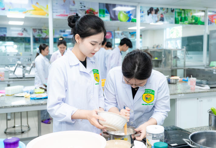 [Ảnh] Vị ngọt đoàn viên: Trải nghiệm nghề và giá trị Tết của sinh viên Công nghệ thực phẩm 57