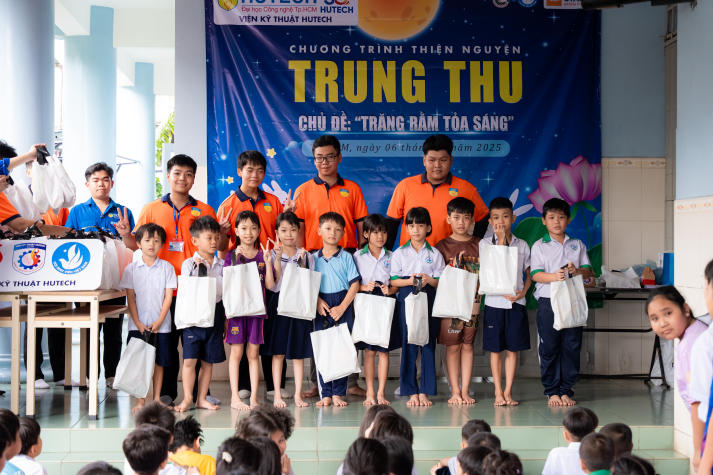 Sinh viên Viện Kỹ thuật gửi Trung thu yêu thương đến với trẻ em trường tình thương 66