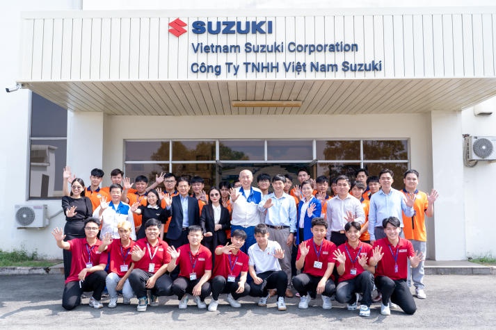 Sinh viên Công nghệ kỹ thuật ô tô khám phá quy trình sản xuất xe tại Suzuki 107