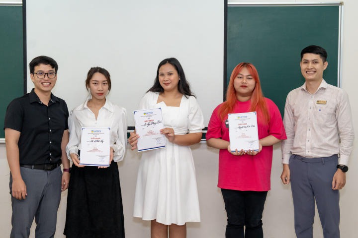 Sinh viên Khoa Tiếng Anh thử sức làm MC song ngữ Anh - Việt 88
