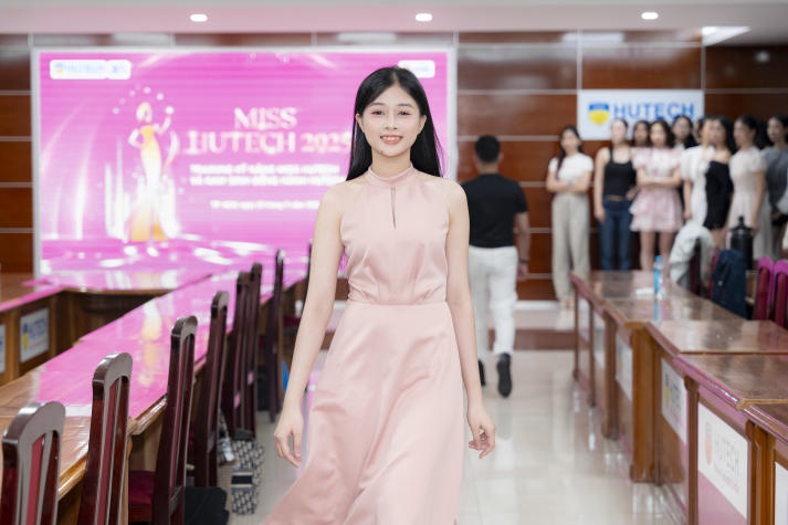 Thí sinh Miss HUTECH 2025 học tập kỹ năng trình diễn sân khấu và kiểm soát cảm xúc trước thềm Chung khảo 73