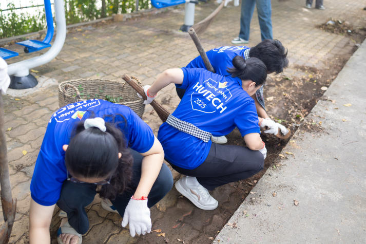 Mùa hè xanh HUTECH 2025: Gặp gỡ gia đình có công với cách mạng và xây dựng không gian sống an toàn - sạch - đẹp 178
