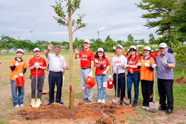 Tree Planting Ceremony in Partnership Between HUTECH and LG Electronics 91