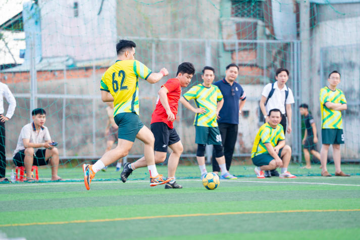 [Hội thao CB-GV-NV HUTECH 2025] Nảy lửa vòng Tứ kết bóng đá nam, 04 cái tên xuất sắc lộ diện vào Bán kết 50