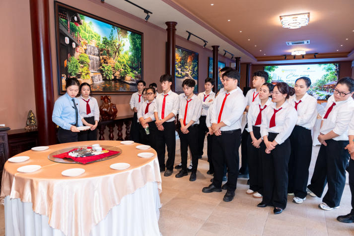 [Video] Sinh viên Quản trị nhà hàng và dịch vụ ăn uống thực hành nghiệp vụ tại Phương Nam Resort 23