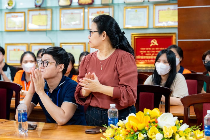 Mãn nhãn với loạt thiết kế độc đáo tại vòng Chung kết cuộc thi thời trang tái chế của Khoa Quản trị kinh doanh HUTECH 43