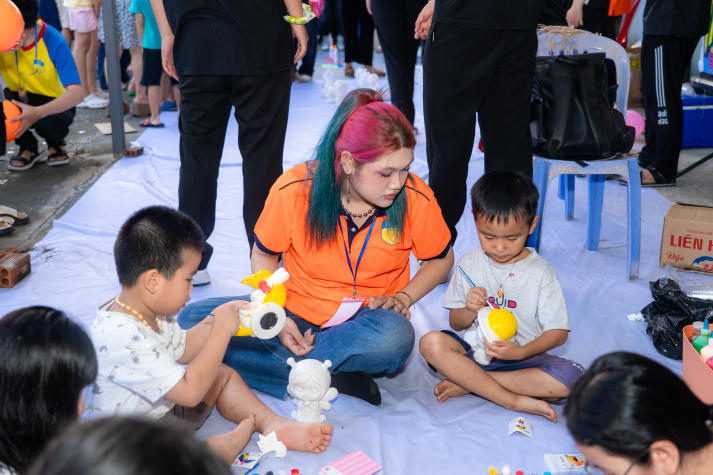 Sinh viên Khoa Thú y và hành trình thắp sáng “Vầng trăng tuổi thơ” 2025 119