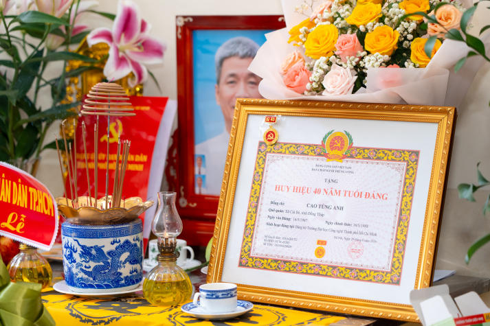 Truy tặng Huy hiệu 40 năm tuổi Đảng cho cố đồng chí Cao Tùng Anh 90