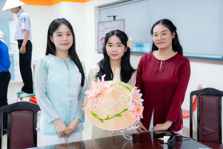 Lan tỏa tinh thần “Sắc Việt” trong Ngày hội trang trí nón lá của sinh viên Khoa Tài chính - Thương mại 66