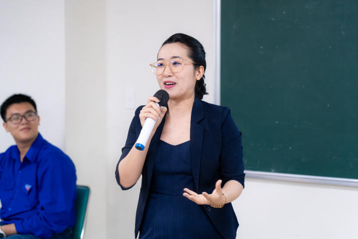 Sinh viên Khoa Tiếng Anh khai mở cơ hội nghề nghiệp trong lĩnh vực CSKH và Call Center 48