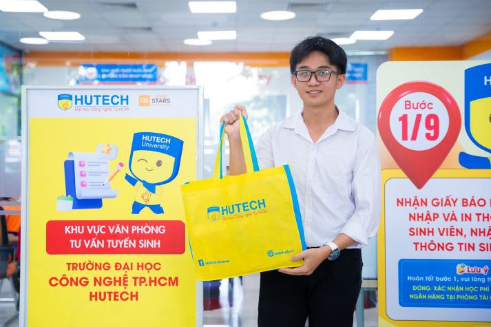 Tân sinh viên thích thú với môi trường học tập tại HUTECH 100