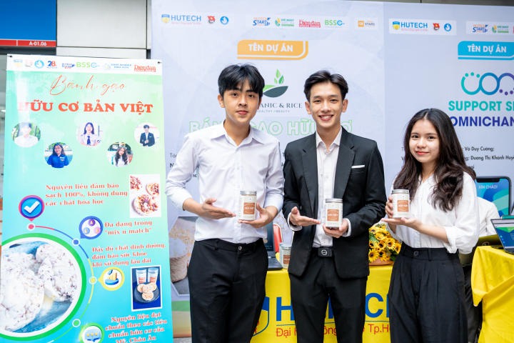 “Tour” khám phá không gian triển lãm Top 10 “HUTECH Startup Wings 2023” 35