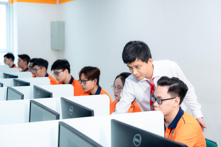 [Video] [Hướng nghiệp 2026] Sinh viên Công nghệ thông tin HUTECH: bản lĩnh từ giảng đường đến sân chơi công nghệ 11